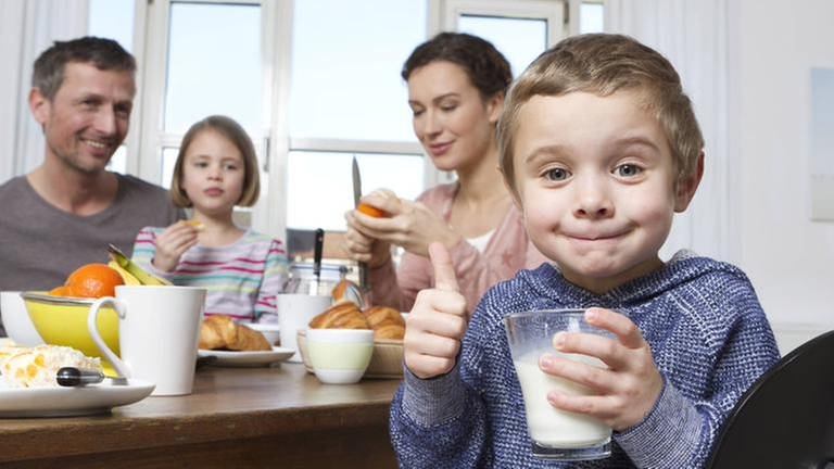 Eine Familie frühstückt gemeinsam (Foto: IMAGO, Imago/Fotograf XY - Imago stock&people)