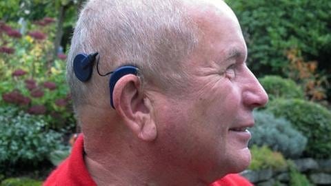 Dieter Schmitz mit Hörimplantat