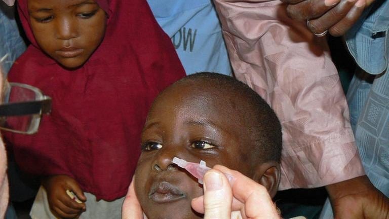 Die WHO steht kurz davor, Polio auszurotten. Schluckimpfung im Norden Nigerias.