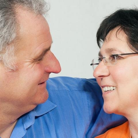 Ein älteres Paar schaut einander in die Augen (Foto: Colourbox, Model Foto: Colourbox.de -)