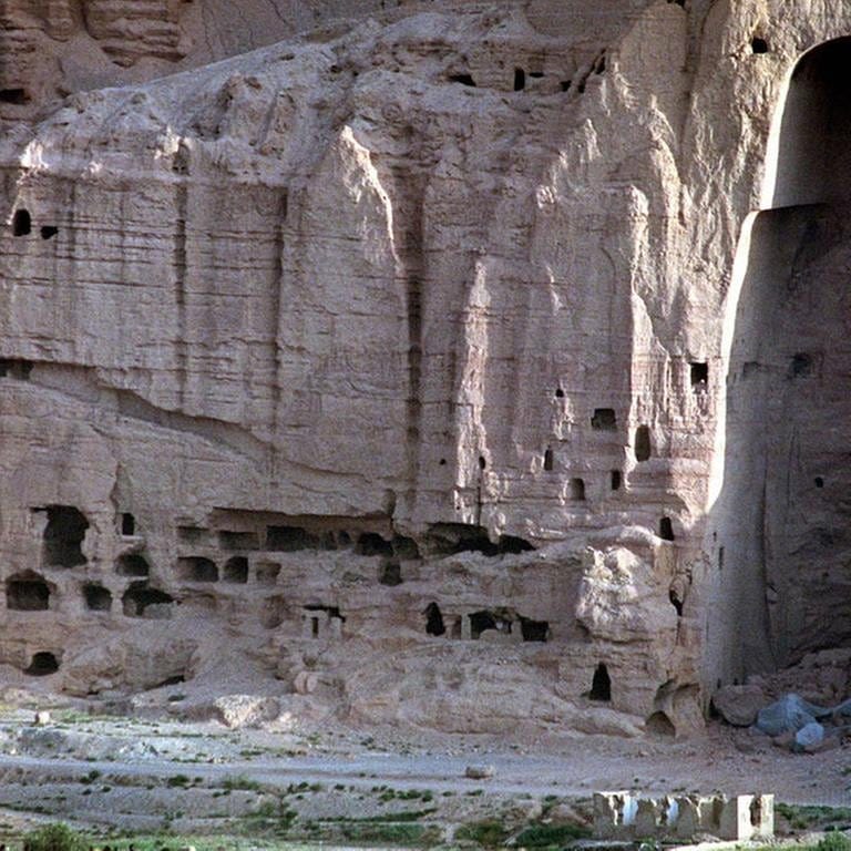 Blick auf die etwa 60 Meter hohe Felseinbuchtung der zerstörten Buddha-Statue in Bamiyan. (Foto: picture-alliance / Reportdienste, picture-alliance / Reportdienste -)