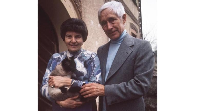 Der Schriftsteller Ernst Jünger mit seiner Ehefrau Liselotte Lohrer und Katze in Wilfingen, etwa 1978. (Foto: IMAGO, Imago - Foto: Sven Simon)