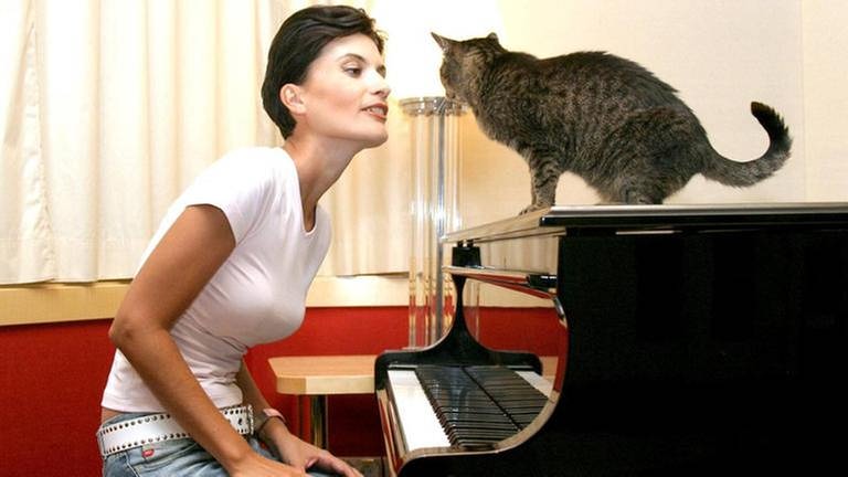 Die Sopranistin Kriemhild Jahn mit ihrer Katze am Klavier (Foto: IMAGO, Imago - Foto: Karo)