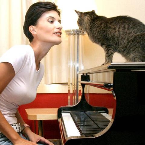 Die Sopranistin Kriemhild Jahn mit ihrer Katze am Klavier (Foto: IMAGO, Imago - Foto: Karo)