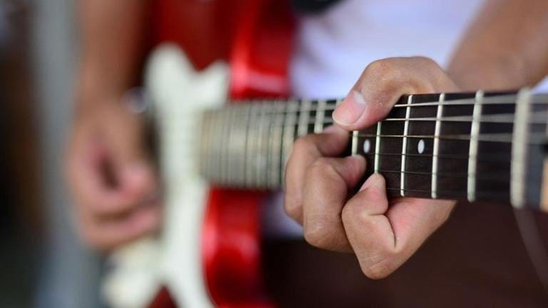Finger "erinnern" sich an einmal gelernte Gitarrenstücke