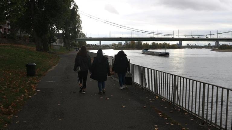 Drei der vier Freundinnen auf der "schäl Sick", der rechten, "falschen" Rheinseite (Foto: SWR, Claudia Heissenberg -)