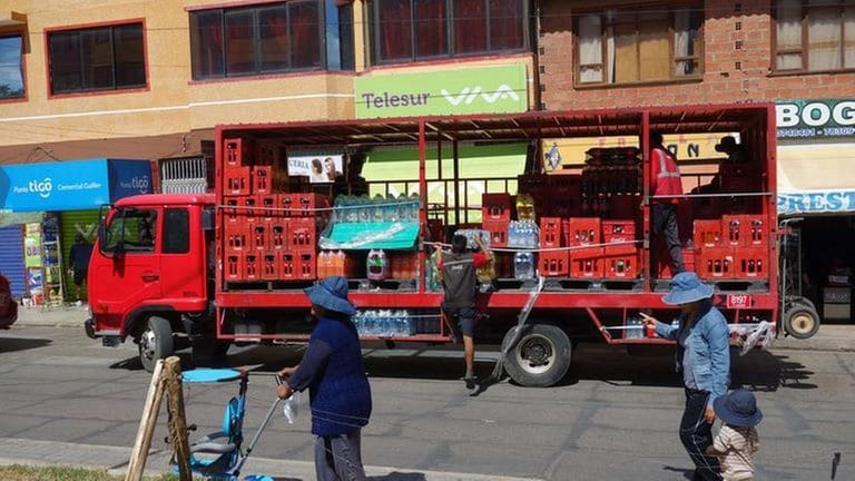 Wer es sich leisten kann in den Hochlandstädten Boliviens, lässt sich Trinkwasser bringen. (Foto: SWR, Thomas Kruchem -)