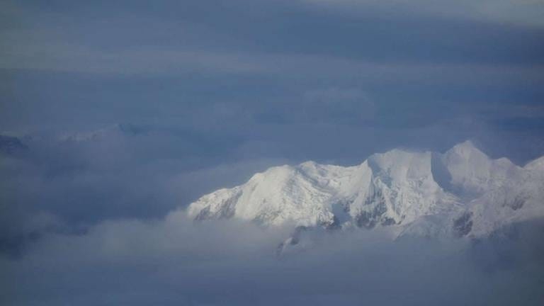 Zur Regenzeit sieht man die majestätischen Gipfel und Gletscher der Anden nur aus dem Flugzeug. (Foto: SWR, Thomas Kruchem -)