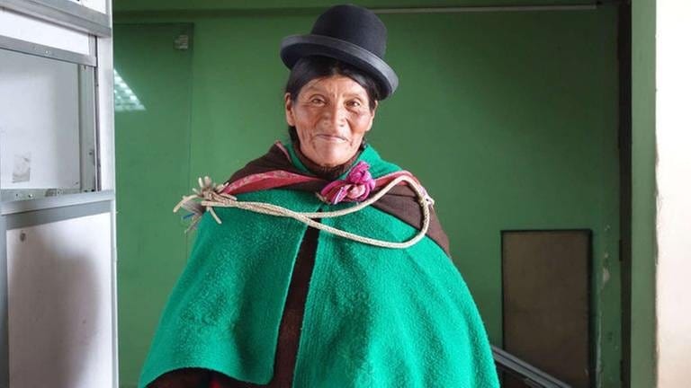 Diese Dame in El Alto trägt Sonntagsstaat beim Behördenbesuch. (Foto: SWR, Thomas Kruchem -)