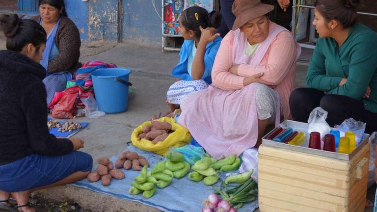 Am Straßenrand in El Alto wird viel verkauft. (Foto: SWR, Thomas Kruchem -)