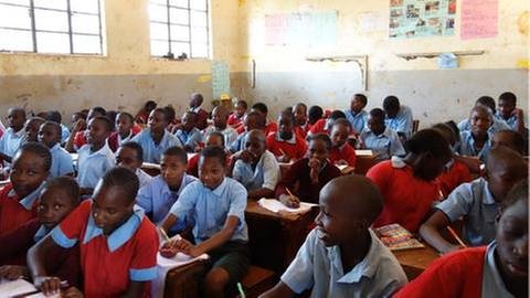 Die Klassen der staatlichen Riruta-Grundschule sind hoffnungslos überfüllt. Einige Kinder müssen, mangels Bänken, knien. Der Unterricht ist mehr als mühsam. (Foto: SWR, SWR - Thomas Kruchem)