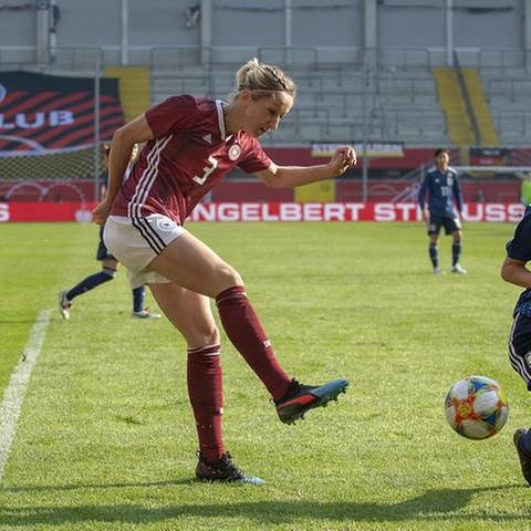 Spielszene, Fußball-Länderspiel der Frauen-Nationalmannschaft gegen Japan, April 2019 vor leeren Rängen in Paderborn.