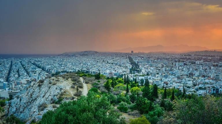 Abendlicher Blick auf Athen (Foto: SWR, Patrick Batarilo - MIA MARINKOVIC)