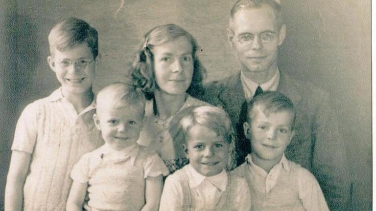 Karl Heinz Pfeffer, seine Ehefrau und seine vier Kinder in den 1940er Jahren. (Foto: SWR, SWR - Kilian Pfeffer)