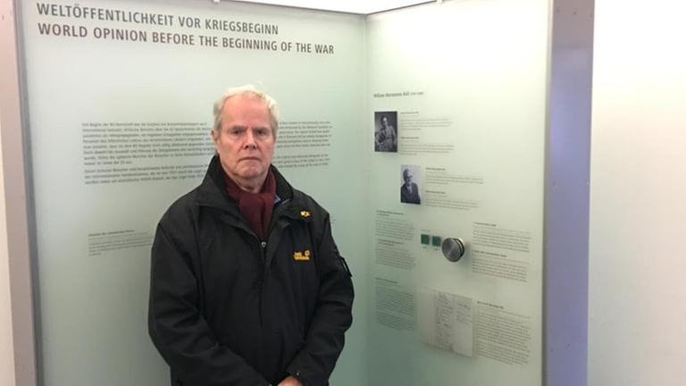 Georg Pfeffer, der Onkel des Autors, vor einer Gedenktafel im KZ Sachsenhausen (Foto: SWR, SWR - Kilian Pfeffer)