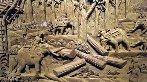 Arbeitselefanten -historische Holzschnitzerei