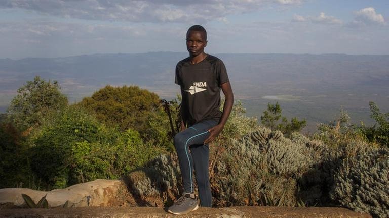 Der kenianische Athlet Daniel Simiyu am Rande des Rift Valley in Iten im Enda T-Shirt und Enda-Schuhen (Foto: SWR, Bettina Rühl -)