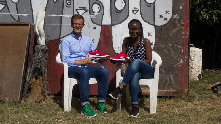 Weldon Kennedy und Navalayo Osembo, Gründer der kenianischen Marke Enda. Hier mit ihrem ersten Model Iten in den drei Landesfarben grün rot und schwarz (Foto: SWR, Bettina Rühl -)