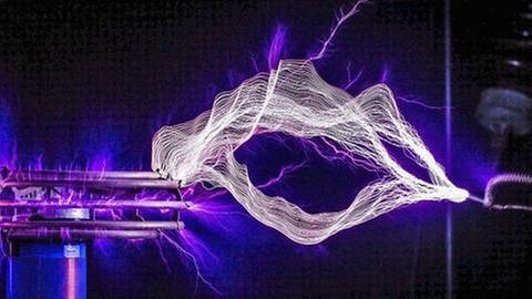 Blitze kommen aus einer Tesla-Spule (Foto: dpa Bildfunk, dpa Geisler-Fotopress -  Christoph Hardt/Geisler-Fotopress)