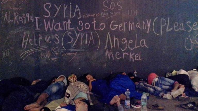An die Wand geschriebene Hilferufe von Flüchtlingen (Foto: SWR, SWR - Anna Frenyo)