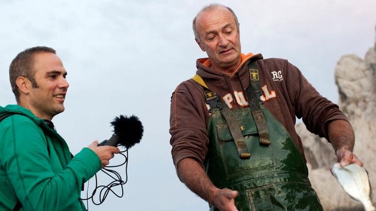 Patrick Batarilo interviewt einen Marseiller Fischer (Foto: SWR, Cordula Treml -)