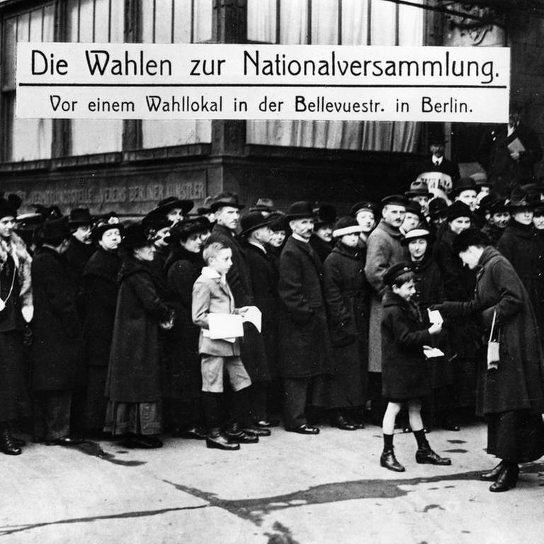 Wahlen zur verfassunggebenden Deutschen Nationalversammlung am 19.1.1919. Vor den Wahllokalen bildeten sich lange Schlangen. 82 Prozent der wahlberechtigten Frauen nahmen teil.