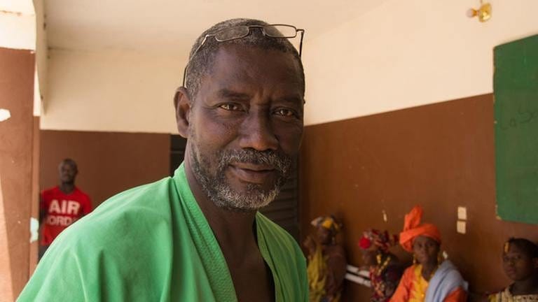 Demba Bane, Praesident des Vereins zur Verwaltung des Gesundheitszentrums der Gemeinde Koniakary (Foto: SWR, Bettina Rühl / SWR -)