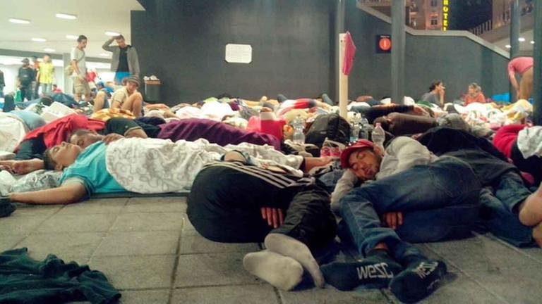 Schlafende Flüchtlinge in einer Unterführung vor dem Budapester Ostbahnhof (Foto: SWR, SWR - Anna Frenyo)