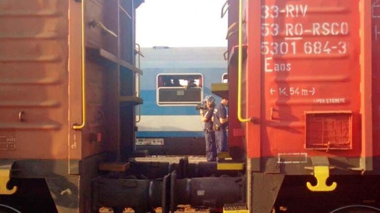 Die Polizei benutzt einen Güterzug als Sichtblende vor den Journalisten (Foto: SWR, SWR - Anna Frenyo)