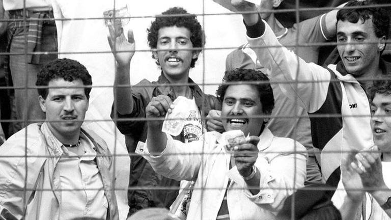 Algerische Fans zeigen Geldscheine am 25.06.1982 im Fußall-WM-Gruppenspiel Deutschland -Österreich im Molinon-Stadion in Gijon, Spanien. (Foto: picture-alliance / Reportdienste, picture-alliance / Reportdienste - Wolfgang Weihs)
