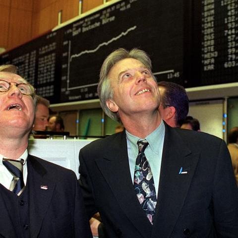 Die beiden Vorstandsmitglieder Gerhard Schmid (MobilCom, l) und Heinz Kenkmann (Bertrandt AG) beobachten am 10.3.1997 in der Frankfurter Wertpapierbörse die Erstnotierung ihrer Unternehmen.