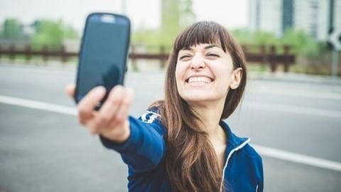 junge Frau macht ein Selfie (Foto: Colourbox, Foto: Colourbox.de - Eugenio Marongiu)