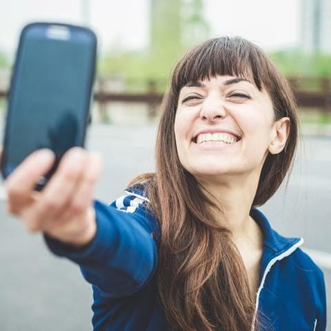 junge Frau macht ein Selfie