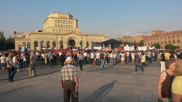 Demonstration am Platz der Republik, Jerewan, Armenien (Foto: SWR, Privat - Daniel Guthmann)