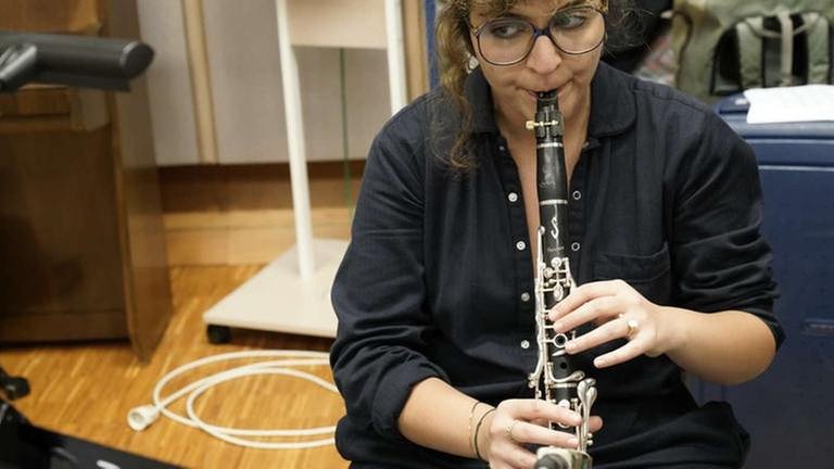 Für die klangliche Balance beim NEWJazz Meeting 2018 sorgt die in Wien lebende iranische Klarinettistin Mona Matbou-Riahi. (Foto: SWR, SWR - Günther Huesmann)