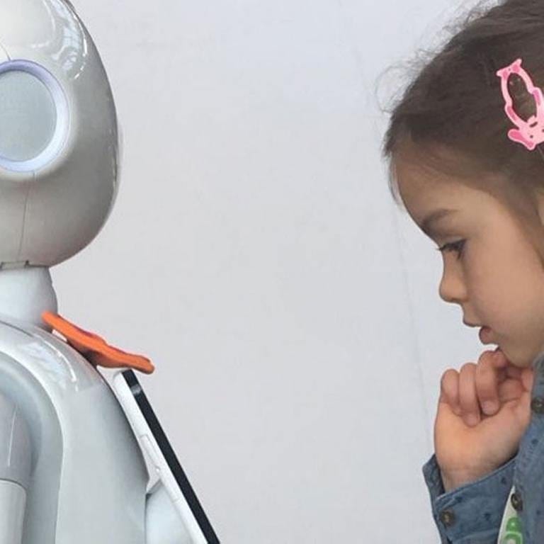 Kind begegnet humanoidem Roboter (Foto: SWR, Gabor Paal/SWR - Gabor Paal)