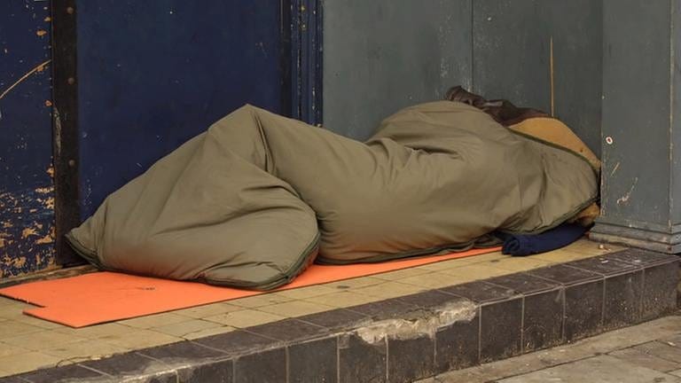 Obdachloser schläft in einem Hauseingang