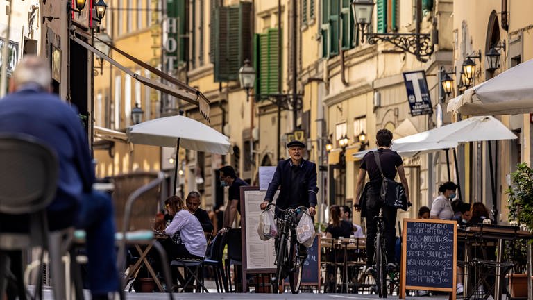 Eine Straßenszene in Florenz (Foto: IMAGO, IMAGO / Arnulf Hettrich)
