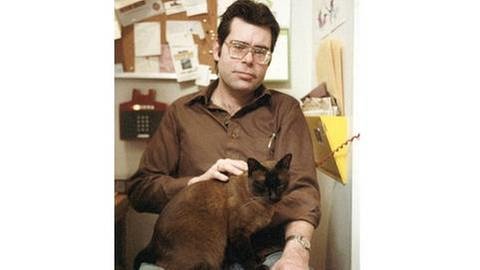 Horror-Schriftsteller Stephen King 1985 mit seiner Katze (Foto: IMAGO, Imago -)