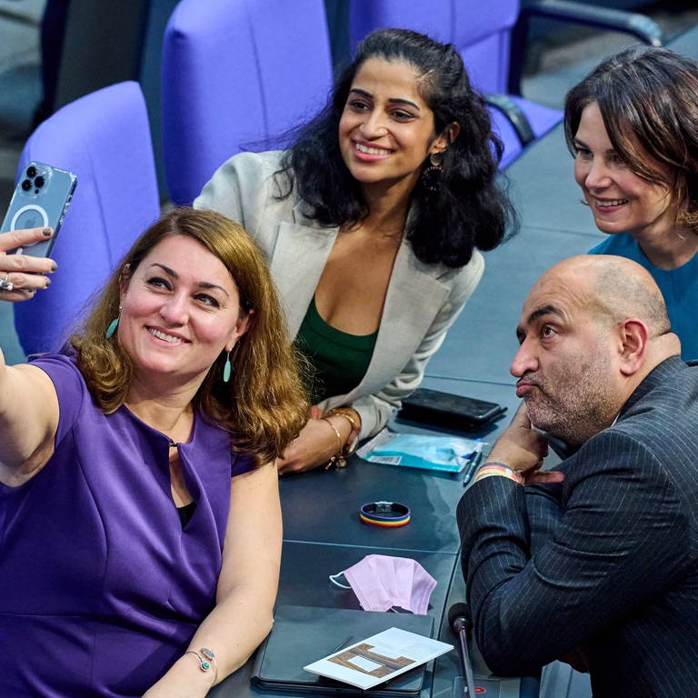 Abgeordnete im Bundestag machen gemeinsam ein Selfie (Foto: IMAGO, IMAGO / snapshot)