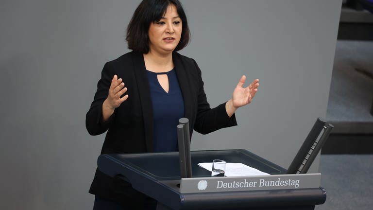 Die Linken-Politikerin Gökay Akbulut spricht im Deutschen Bundestag. (Foto: dpa Bildfunk, picture alliance/dpa | Jörg Carstensen)
