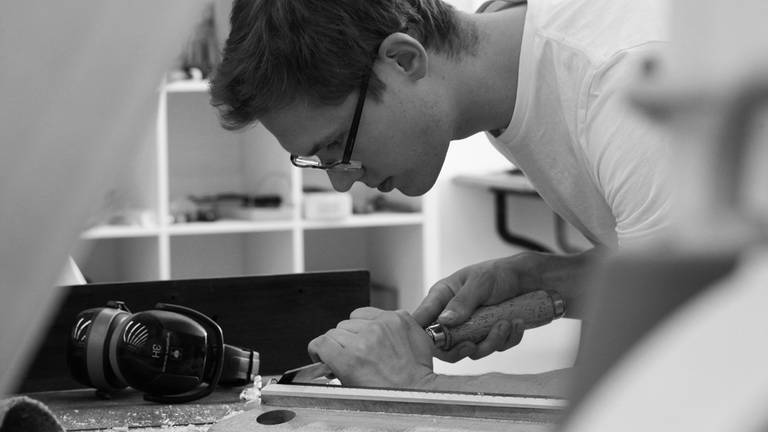junger Mann arbeitet mit Stechbeitel an einem Steinway-Flügel (Foto: SWR, Klangmanufaktur - Lukas Eylandt)