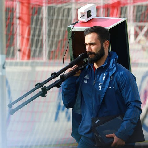 Soner Mansuroglu, Trainingsmonitoring-Analyst beim FC Bayern München, mit GPS-Tracking-System  (Foto: IMAGO, imago images / Lackovic)
