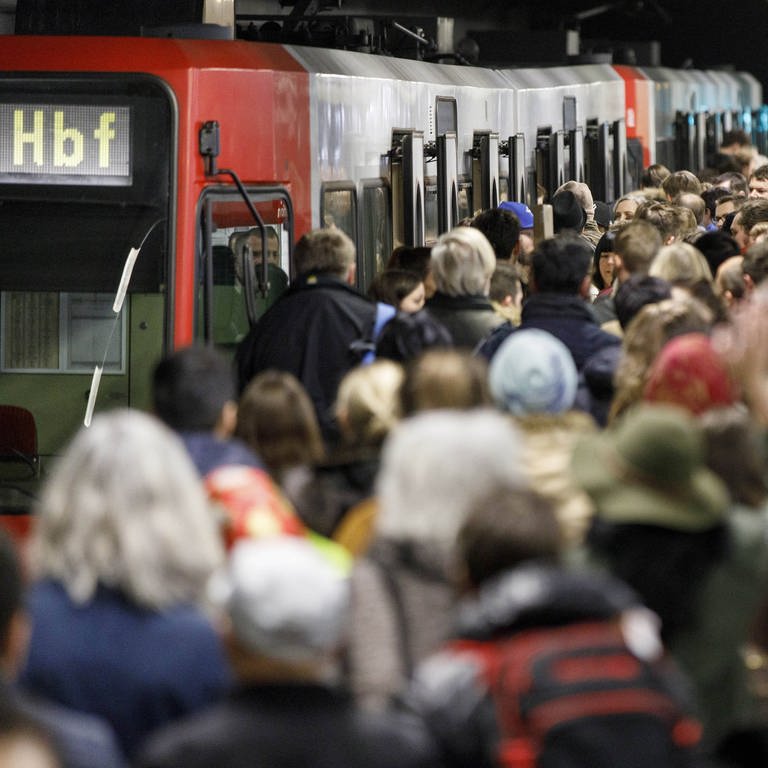 Überfüllte U-Bahn-Haltestelle: Tägliches Pendeln bedeutet für viele Menschen Stress (Foto: IMAGO, imago images / Future Image)