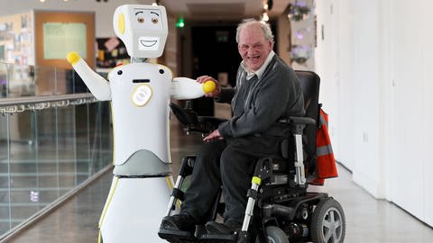 Irlands erster sozialer Pflege-Roboter "Stevie II" mit künstlicher Intelligenz, der von Robotikingenieuren am Trinity College Dublin entwickelt wurde (Foto: dpa Bildfunk, picture alliance/Brian Lawless/PA Wire/dpa)
