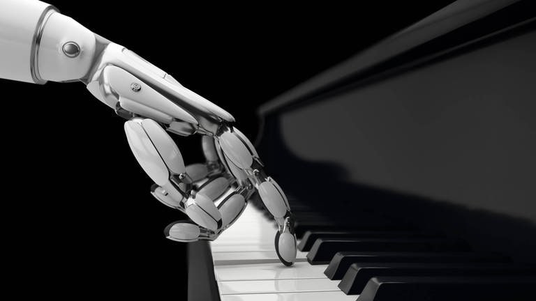Roboterhand an einer Klaviertastatur
