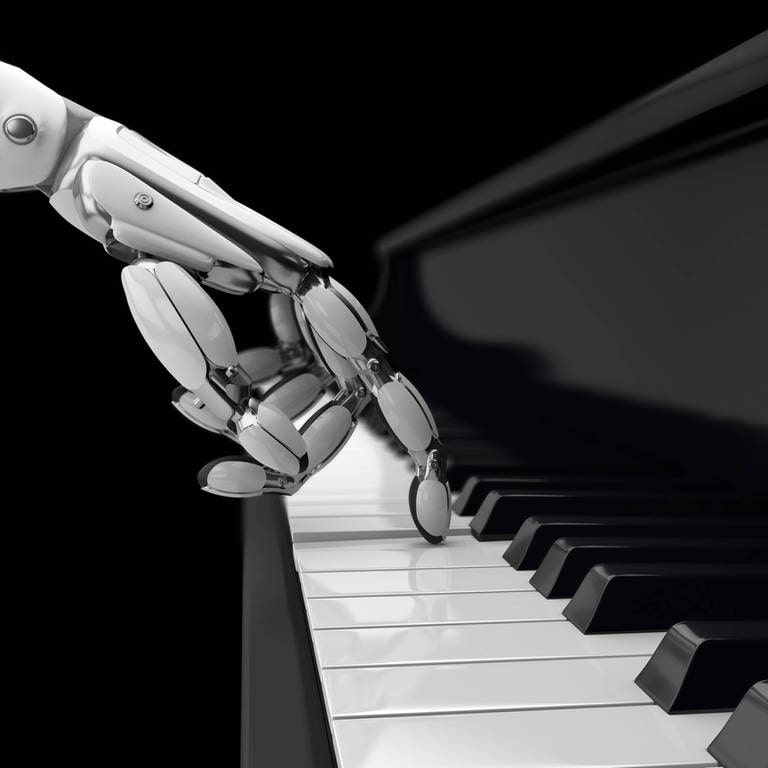 Roboterhand an einer Klaviertastatur