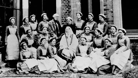 Florence Nightingale und Mitarbeiter*innen am St. Thomas's Hospital um 1886. Von 1860 bis 1991 war das St Thomas’ Hospital Ausbildungskrankenhaus der Nightingale School of Nursing.