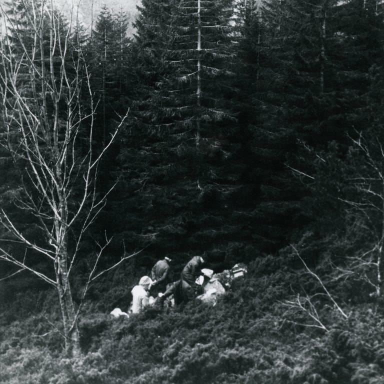 1970 wird im Isdal in Norwegen die verbrannte Leiche einer Frau gefunden. Die historische Aufnahme zeigt Ermittler am Tatort.