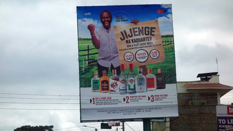 An Hauptstraßen überall in Kenia werben riesige Plakattafeln aggressiv für Alkoholkonsum – auch mit Gewinnspielen